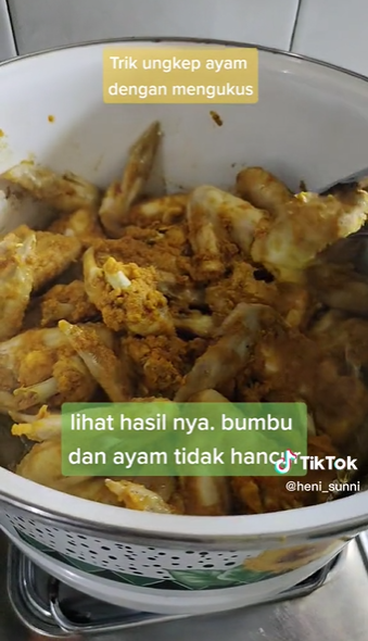 Bukan direbus, ini trik ungkep ayam biar nggak hancur dan bumbunya lebih meresap