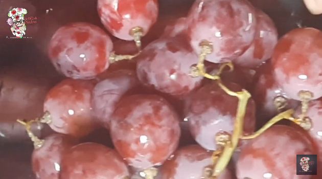 Bukan dibilas dengan air, begini trik menghilangkan lapisan lilin pada anggur