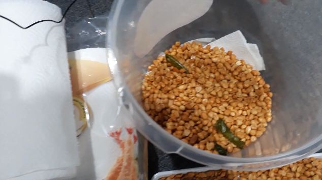 Pakai satu alat, begini cara meniriskan minyak goreng pada kacang bawang