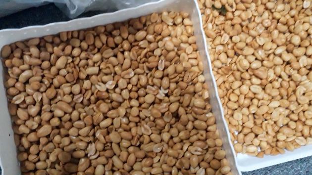 Pakai satu alat, begini cara meniriskan minyak goreng pada kacang bawang