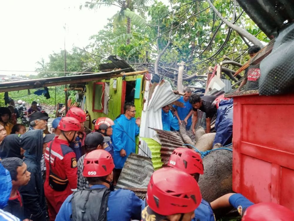 kakek santai sambil isap rokok meski dihimpit pohon Instagram