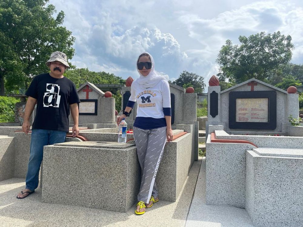 Inul ziarah ke makam mertua nomuslim © Instagram/@inul.d Inul ziarah ke makam mertua nomuslim © Instagram/@inul.d