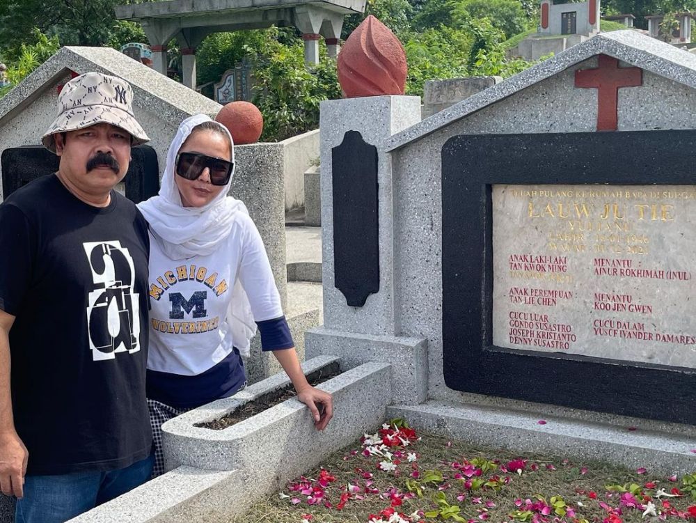 Inul ziarah ke makam mertua nomuslim © Instagram/@inul.d