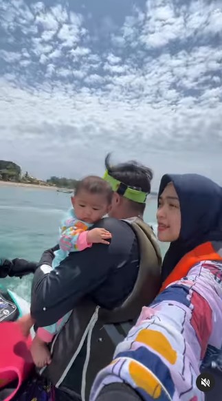 Dihujat karena ajak baby Moana main jetski tanpa pengaman, Ria Ricis beri tanggapan santai