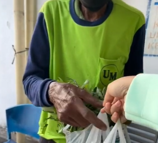 Sosok kakek tukar sayuran dengan mi instan © 2023 brilio.net