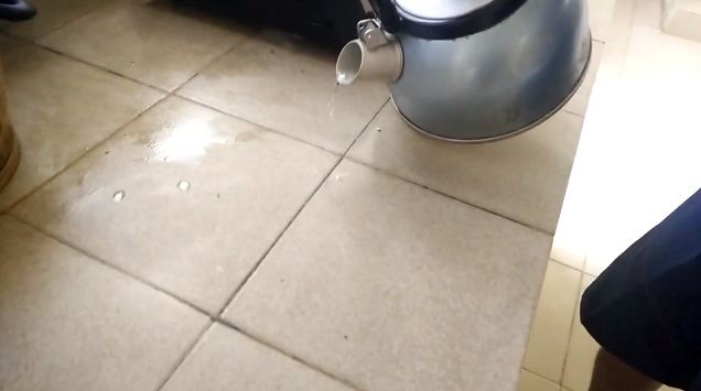 Nggak pakai sabun, ini cara mudah menghilangkan bercak minyak di keramik dapur