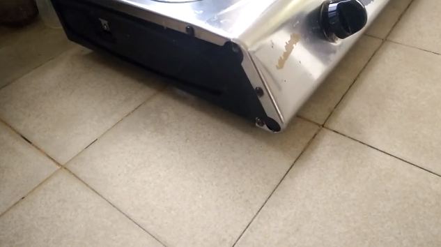 Nggak pakai sabun, ini cara mudah menghilangkan bercak minyak di keramik dapur