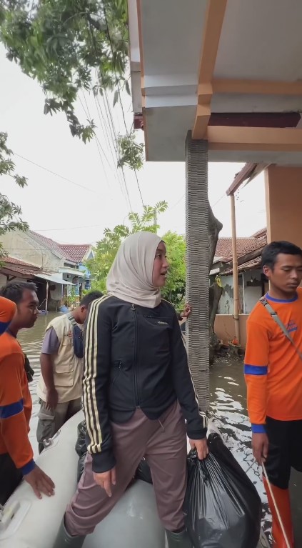 11 Momen Chacha Frederica blusukan bantu korban banjir, sudah basah-basahan tak dikenali warganya