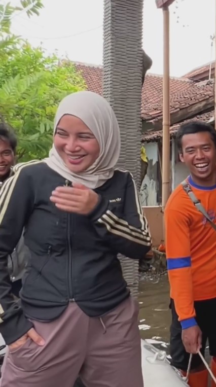 Chacha bantu korban banjir © Instagram Chacha bantu korban banjir © Instagram