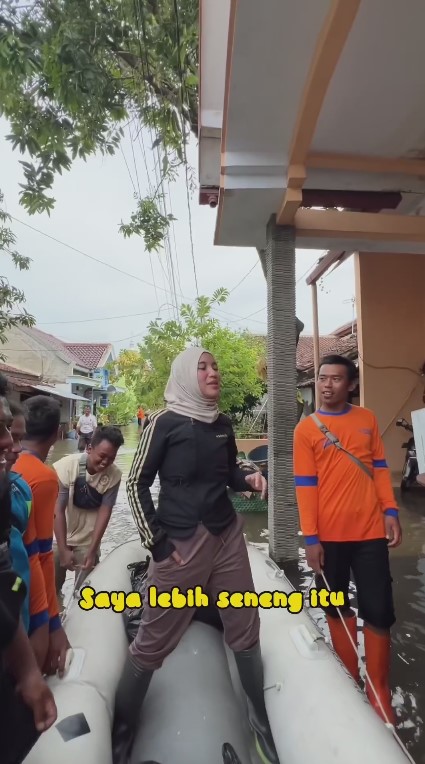 Chacha bantu korban banjir © Instagram Chacha bantu korban banjir © Instagram