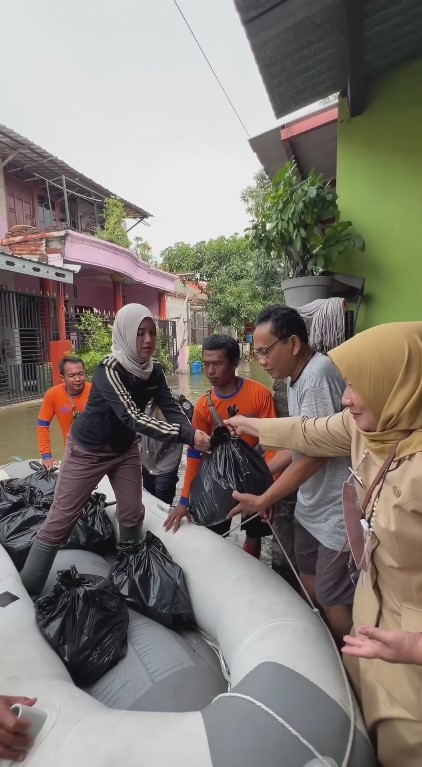 Chacha bantu korban banjir © Instagram Chacha bantu korban banjir © Instagram