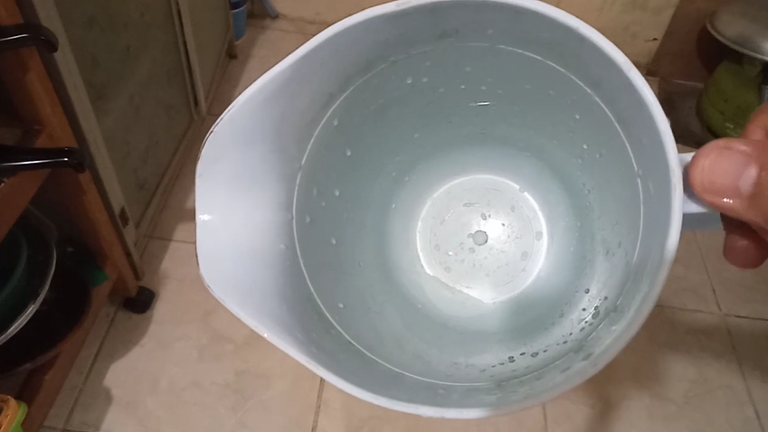 Tanpa bahan pemutih, ini cara ampuh bersihkan noda kerak teh dan kopi di teko plastik