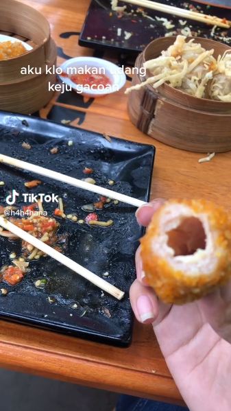 Beda dari yang lain, cara perempuan makan udang keju Gacoan ini bikin mengernyitkan dahi