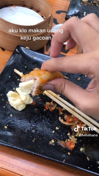 Beda dari yang lain, cara perempuan makan udang keju Gacoan ini bikin mengernyitkan dahi