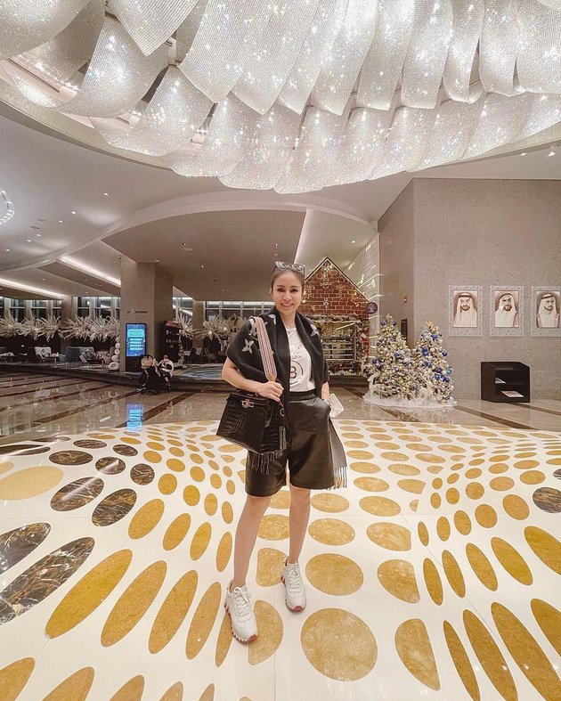 9 Penampilan Momo Geisha saat liburan ke Dubai tuai pujian, tampil pede pakai cadar