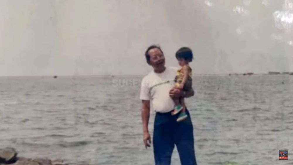 potret kenangan Tiko dan orangtua © berbagai sumber