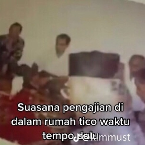 potret kenangan Tiko dan orangtua © berbagai sumber