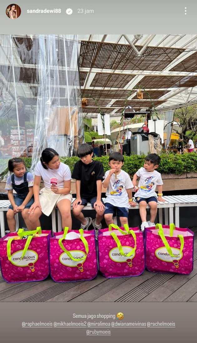 anak Sandra Dewi borong coklat 4 keranjang © Instagram/@sandradewi88