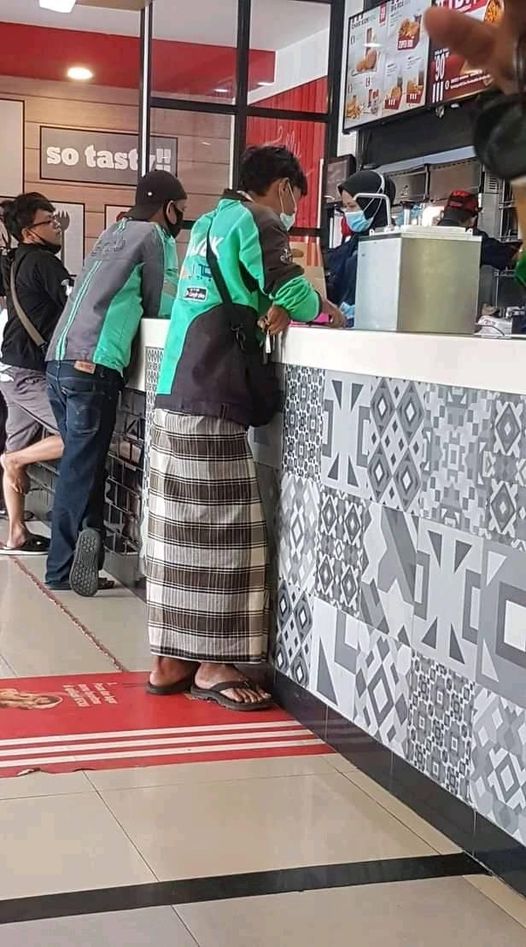 aksi kocak orang datang ke mall © berbagai sumber aksi kocak orang datang ke mall © berbagai sumber