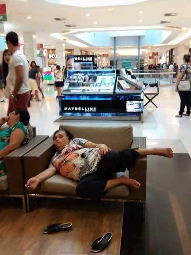 aksi kocak orang datang ke mall © berbagai sumber aksi kocak orang datang ke mall © berbagai sumber