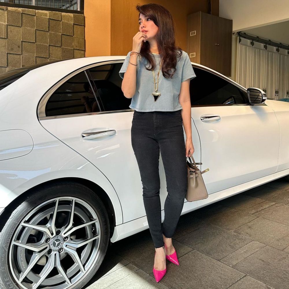 penampilan Ussy Sulistiawaty bergaya kasual © 2022 Instagram penampilan Ussy Sulistiawaty bergaya kasual © 2022 Instagram