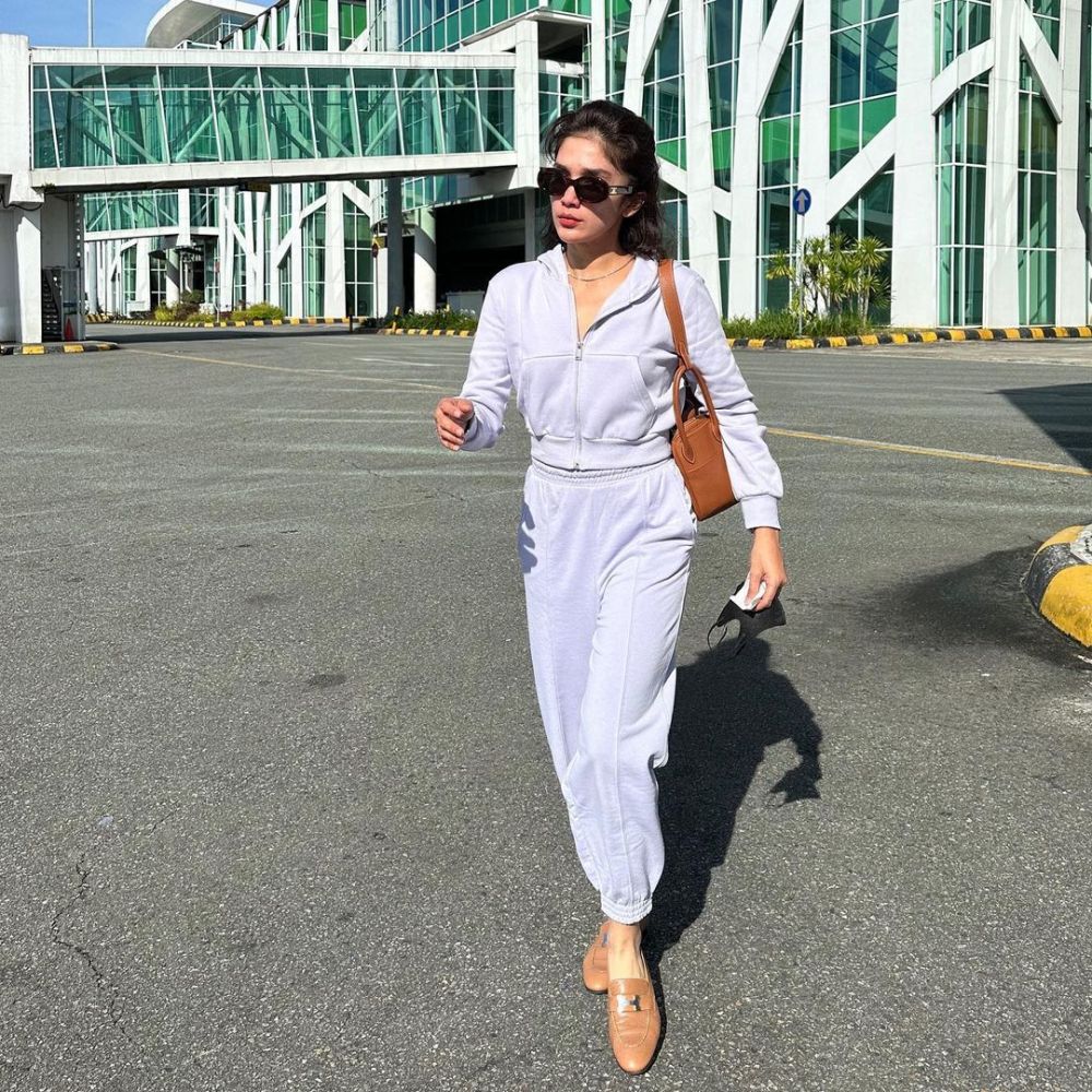 penampilan Ussy Sulistiawaty bergaya kasual © 2022 Instagram 