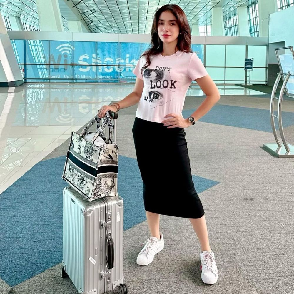 penampilan Ussy Sulistiawaty bergaya kasual © 2022 Instagram 