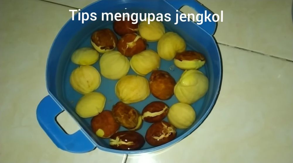 Cara cepat mengupas jengkol mentah, praktis tanpa pisau