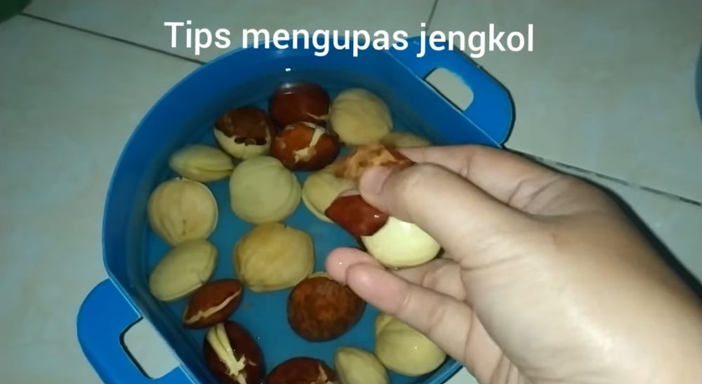 Cara cepat mengupas jengkol mentah, praktis tanpa pisau