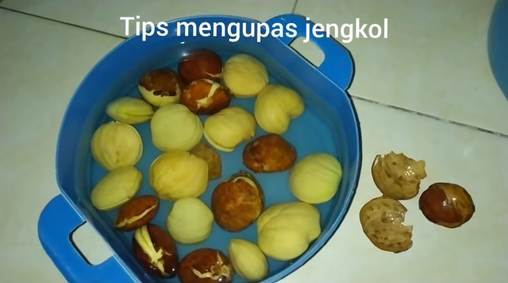 Cara cepat mengupas jengkol mentah, praktis tanpa pisau