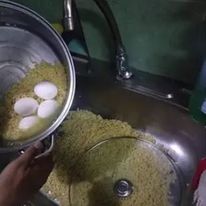 Momen apes saat memasak ini nyeseknya © 2023 brilio.net Momen apes saat memasak ini nyeseknya © 2023 brilio.net