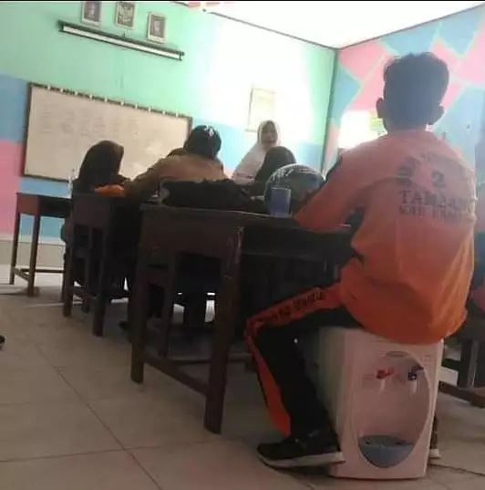 Penampakan nyeleneh di ruangan kelas Berbagai sumber