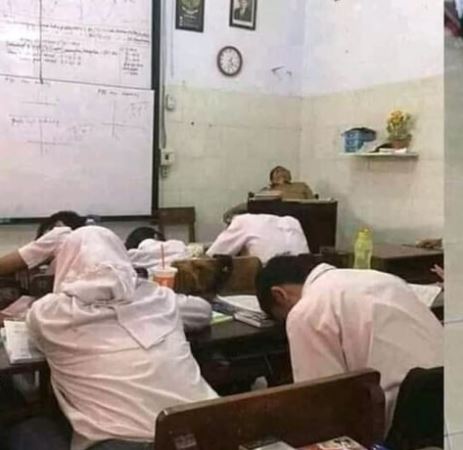 Penampakan nyeleneh di ruangan kelas Berbagai sumber