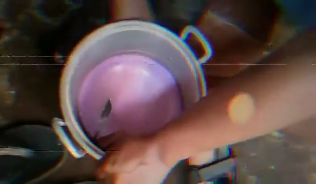 Jangan dibanting, ini trik jitu mengeluarkan piring plastik yang tersangkut di panci