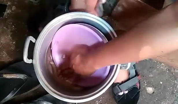 Jangan dibanting, ini trik jitu mengeluarkan piring plastik yang tersangkut di panci