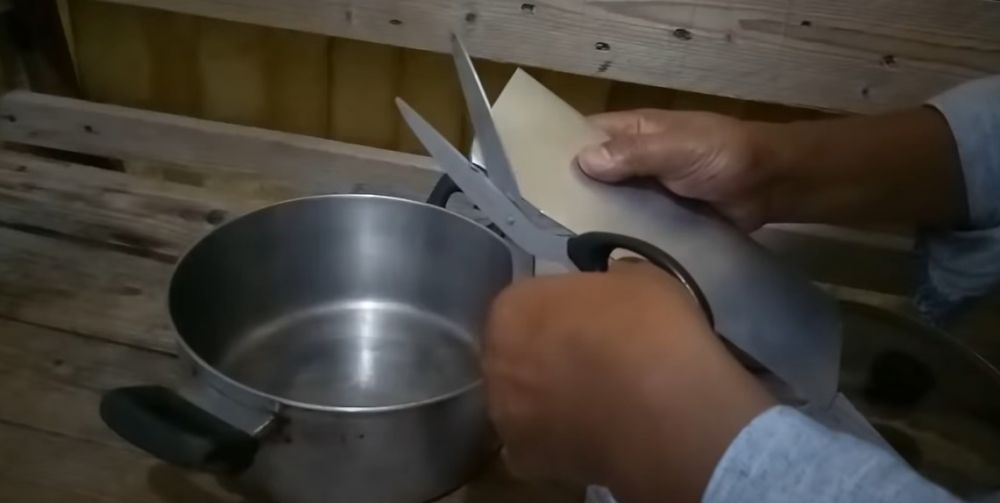 5 Cara pedagang modifikasi panci jadi penggorengan sosis, cocok buat pemula 