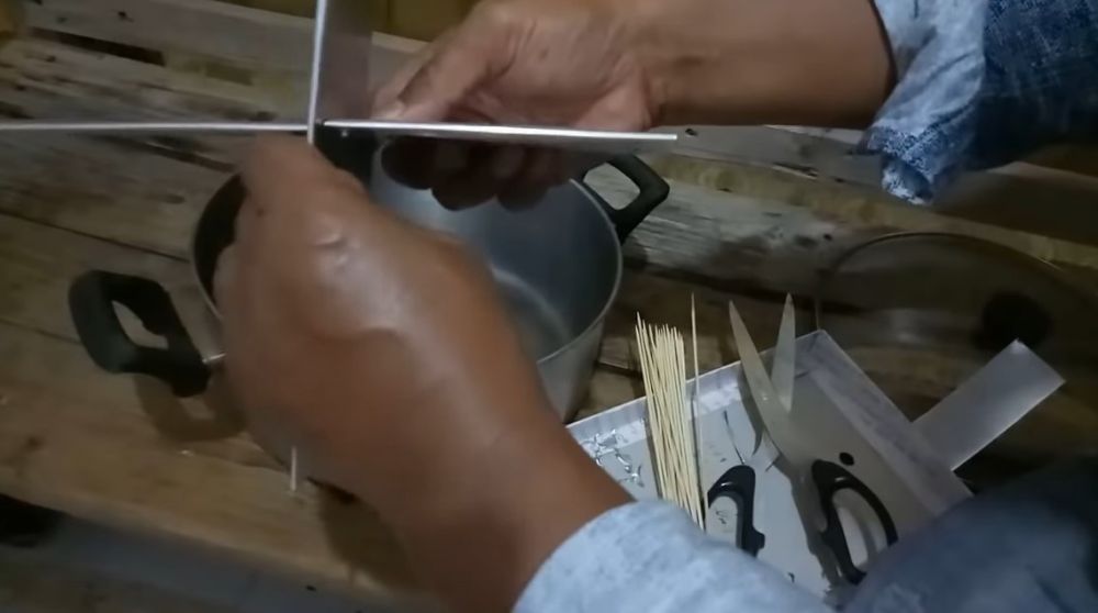 5 Cara pedagang modifikasi panci jadi penggorengan sosis, cocok buat pemula 