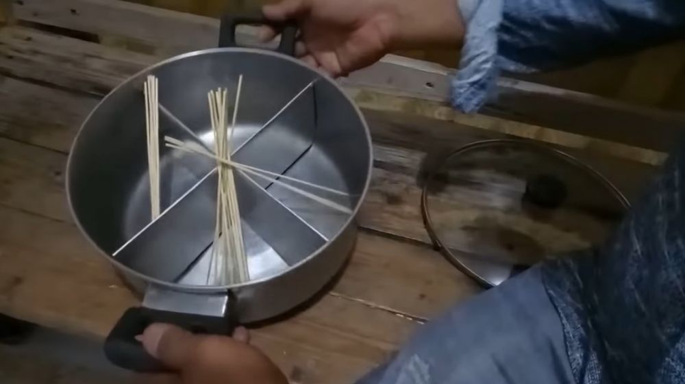 5 Cara pedagang modifikasi panci jadi penggorengan sosis, cocok buat pemula 