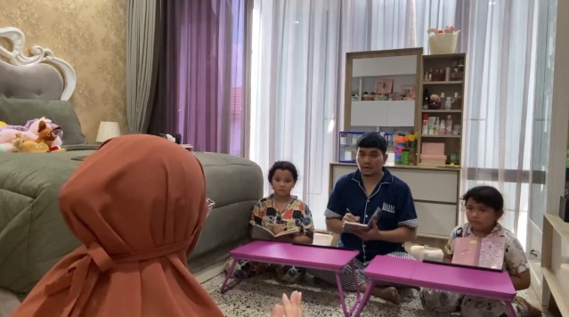 Indra Bekti bareng kedua buah hati © Instagram Indra Bekti bareng kedua buah hati © Instagram