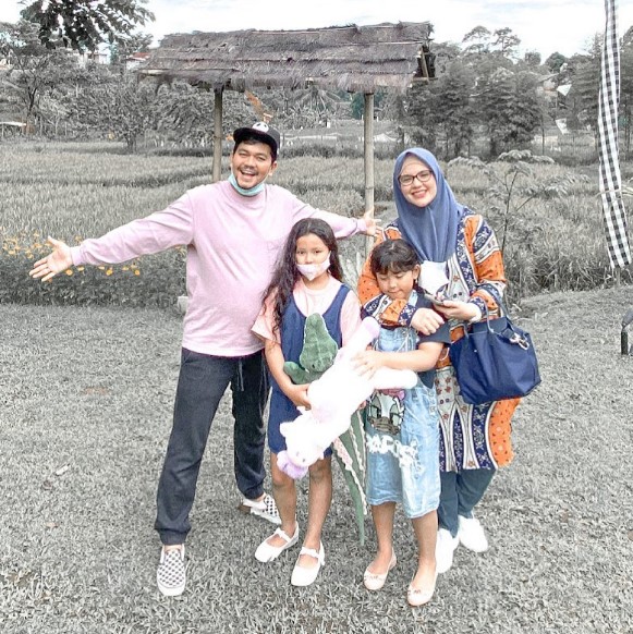 Indra Bekti bareng kedua buah hati © Instagram Indra Bekti bareng kedua buah hati © Instagram
