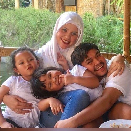 Indra Bekti bareng kedua buah hati © Instagram