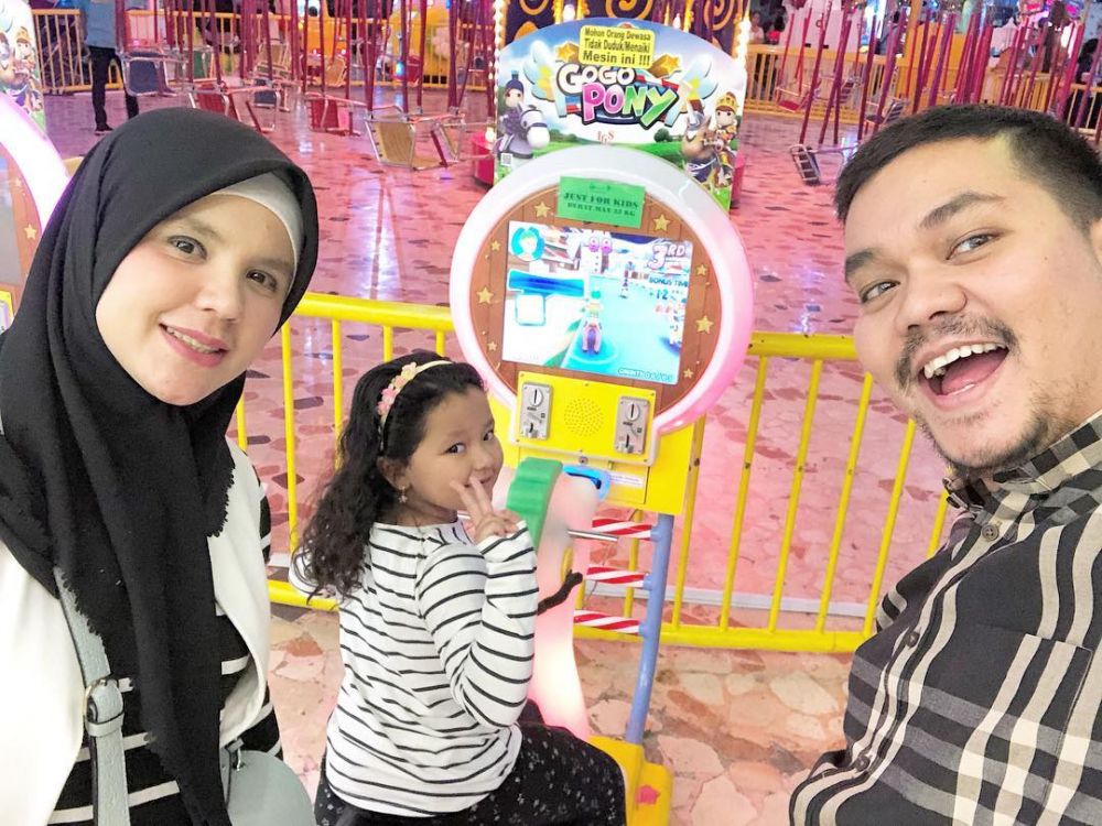 Indra Bekti bareng kedua buah hati © Instagram