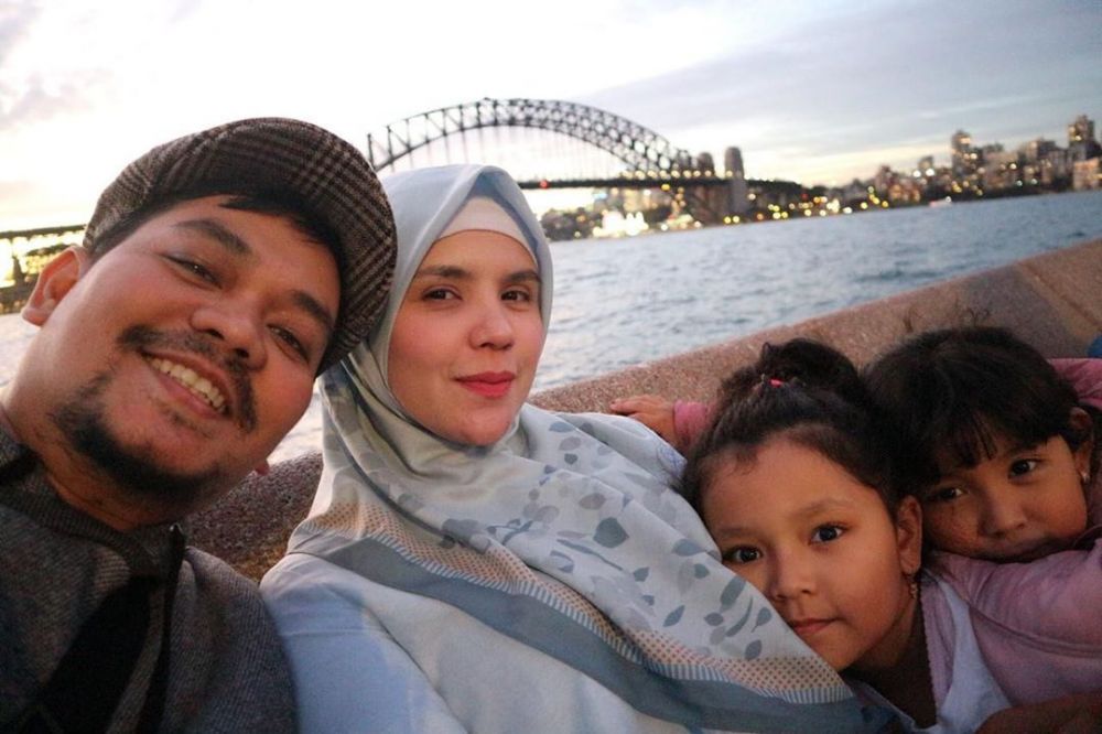 Indra Bekti bareng kedua buah hati © Instagram