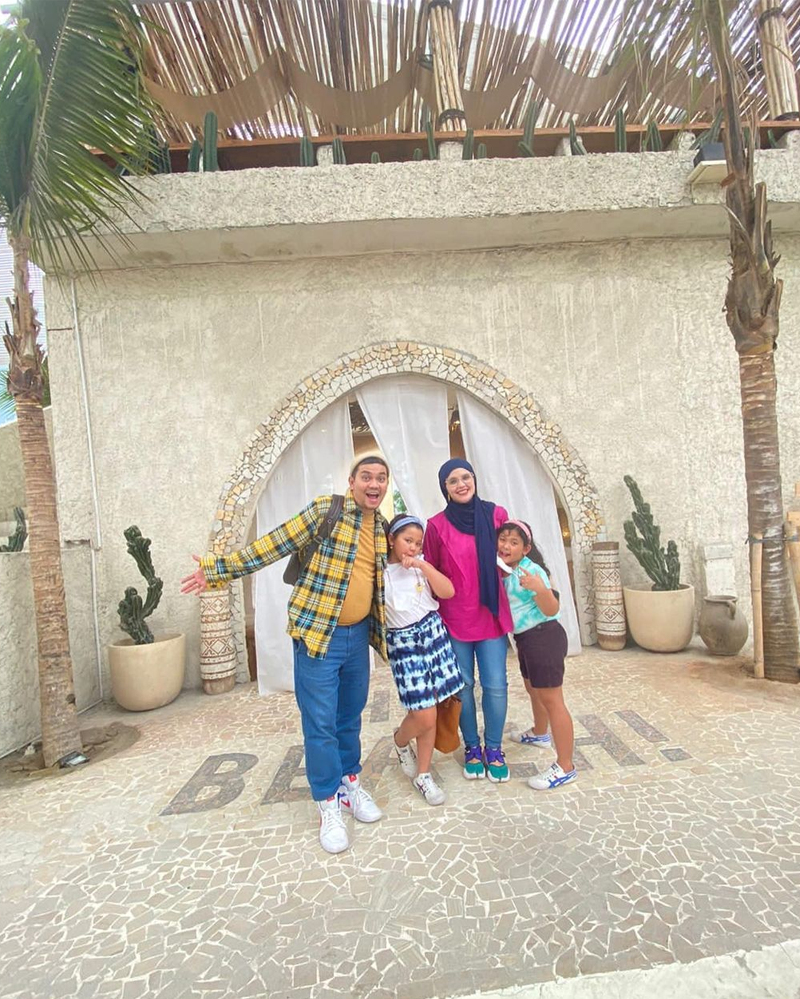Indra Bekti bareng kedua buah hati © Instagram