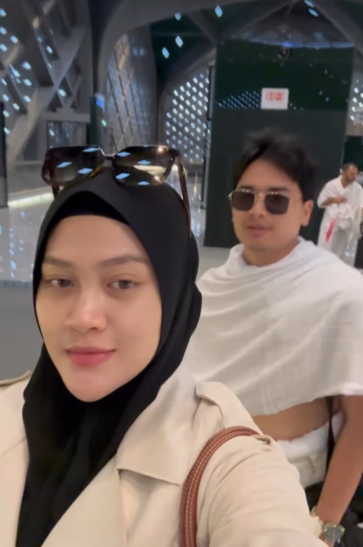 momen Alvin Faiz dan Henny Rahman ajak calon bayi umrah © berbagai sumber
