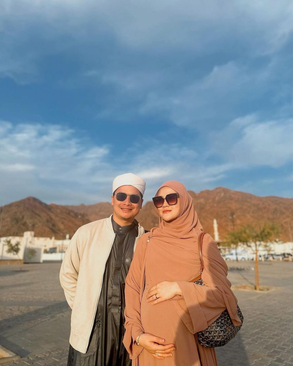 momen Alvin Faiz dan Henny Rahman ajak calon bayi umrah © berbagai sumber
