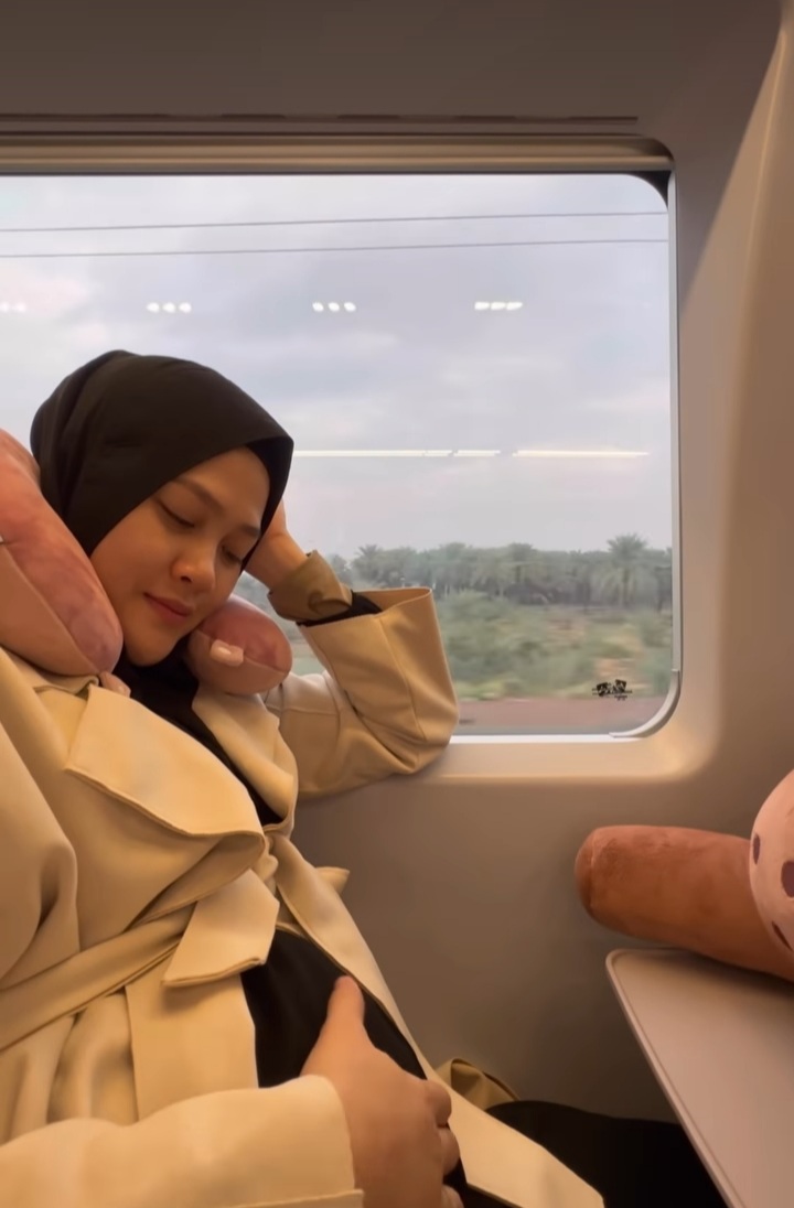 momen Alvin Faiz dan Henny Rahman ajak calon bayi umrah © berbagai sumber