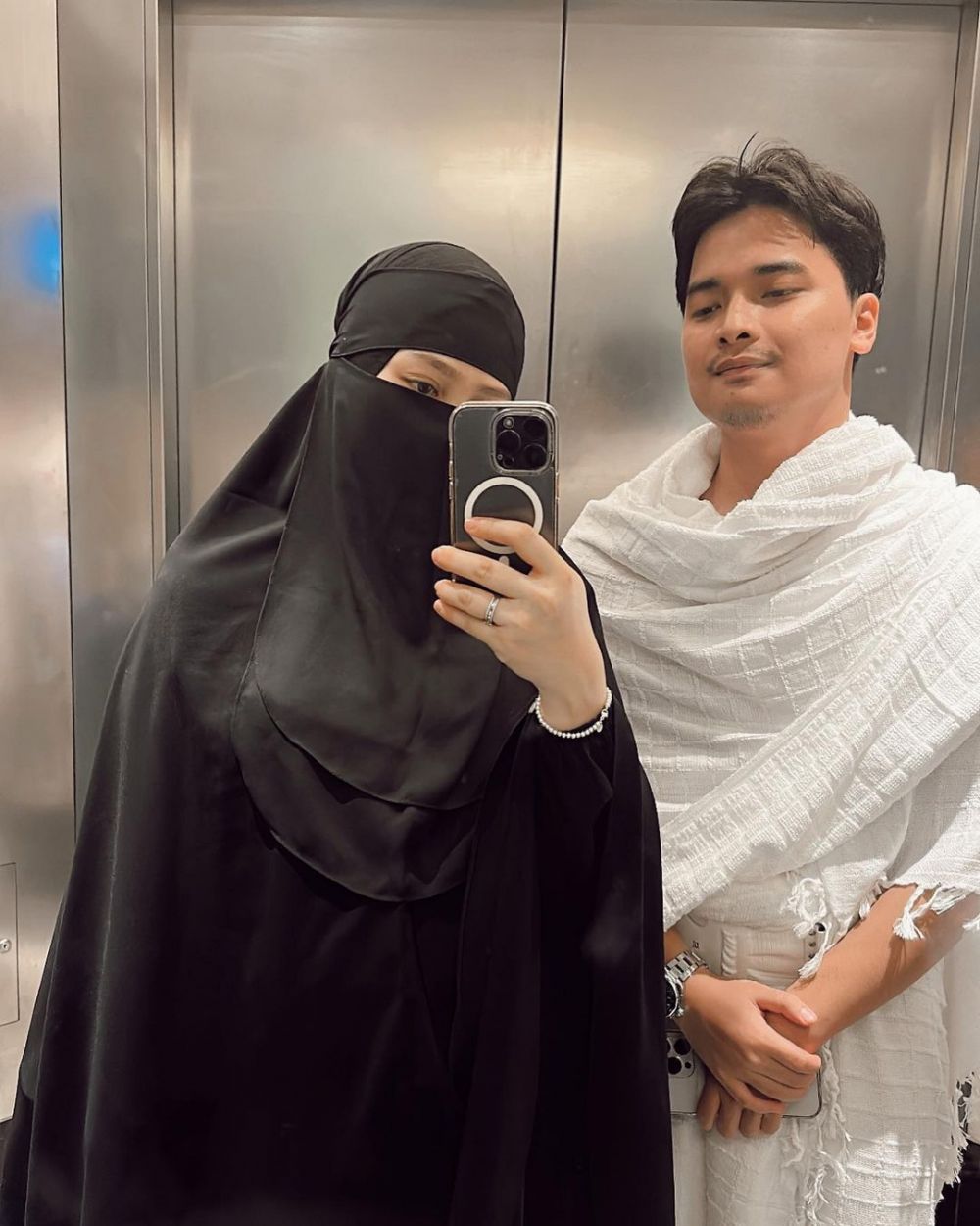 momen Alvin Faiz dan Henny Rahman ajak calon bayi umrah © berbagai sumber