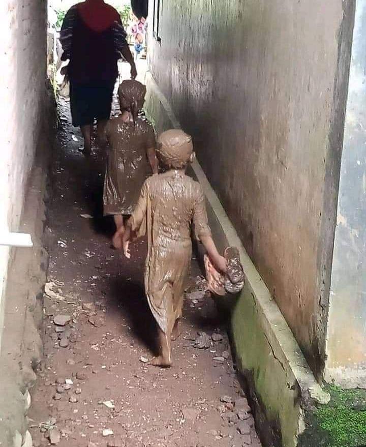 momen orang tercebur selokan © 2023 brilio.net