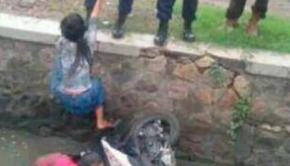 momen orang tercebur selokan © 2023 brilio.net